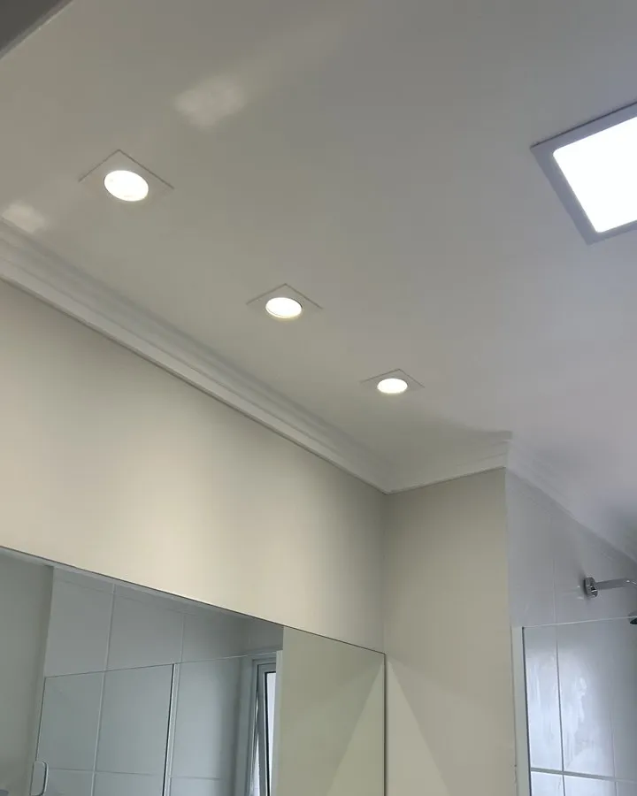 Teto de gesso com iluminação embutida